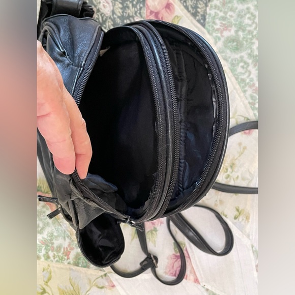 Small black leather backpack - Picture 4 of 12